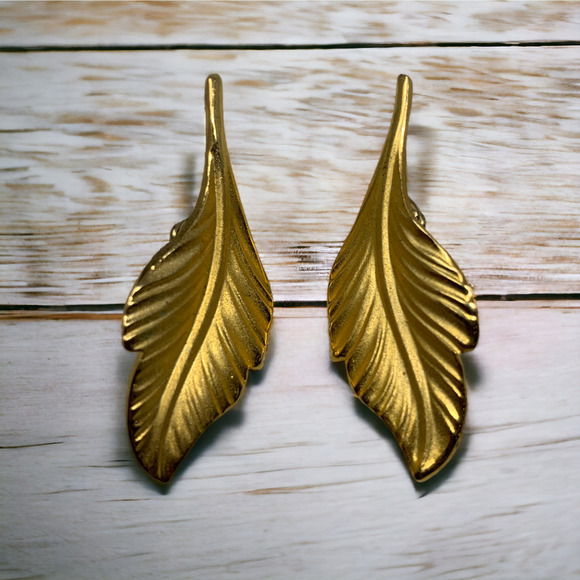 Vintage 1980's Leaf Shaped Gold Tone Earrings Couture Runway Modernist - Picture 1 of 4